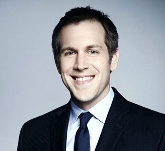 جوردي جونز تلتقط صورة مع حاسوبها المحمول وابنها على حجرها.